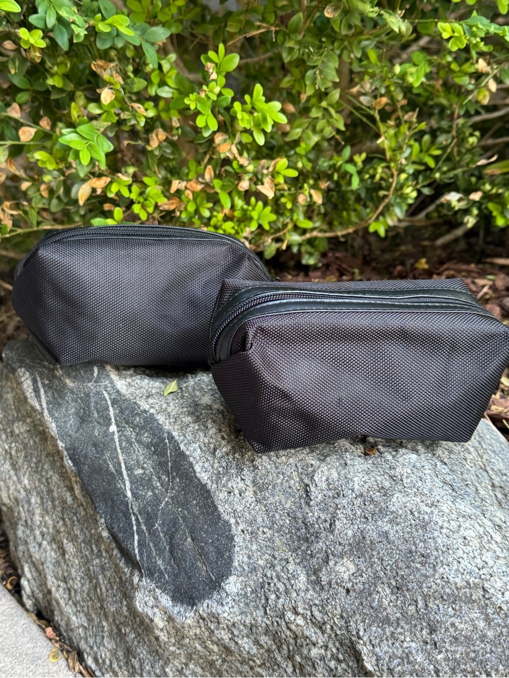 Tumi for Delta black pouches cosmetic toiletry bags - Picture 3 of 8